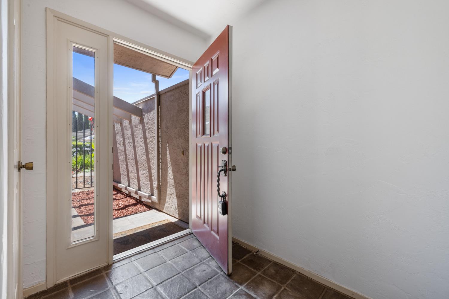 Detail Gallery Image 8 of 39 For 1347 Paseo Redondo Dr, Merced,  CA 95348 - 2 Beds | 2/1 Baths