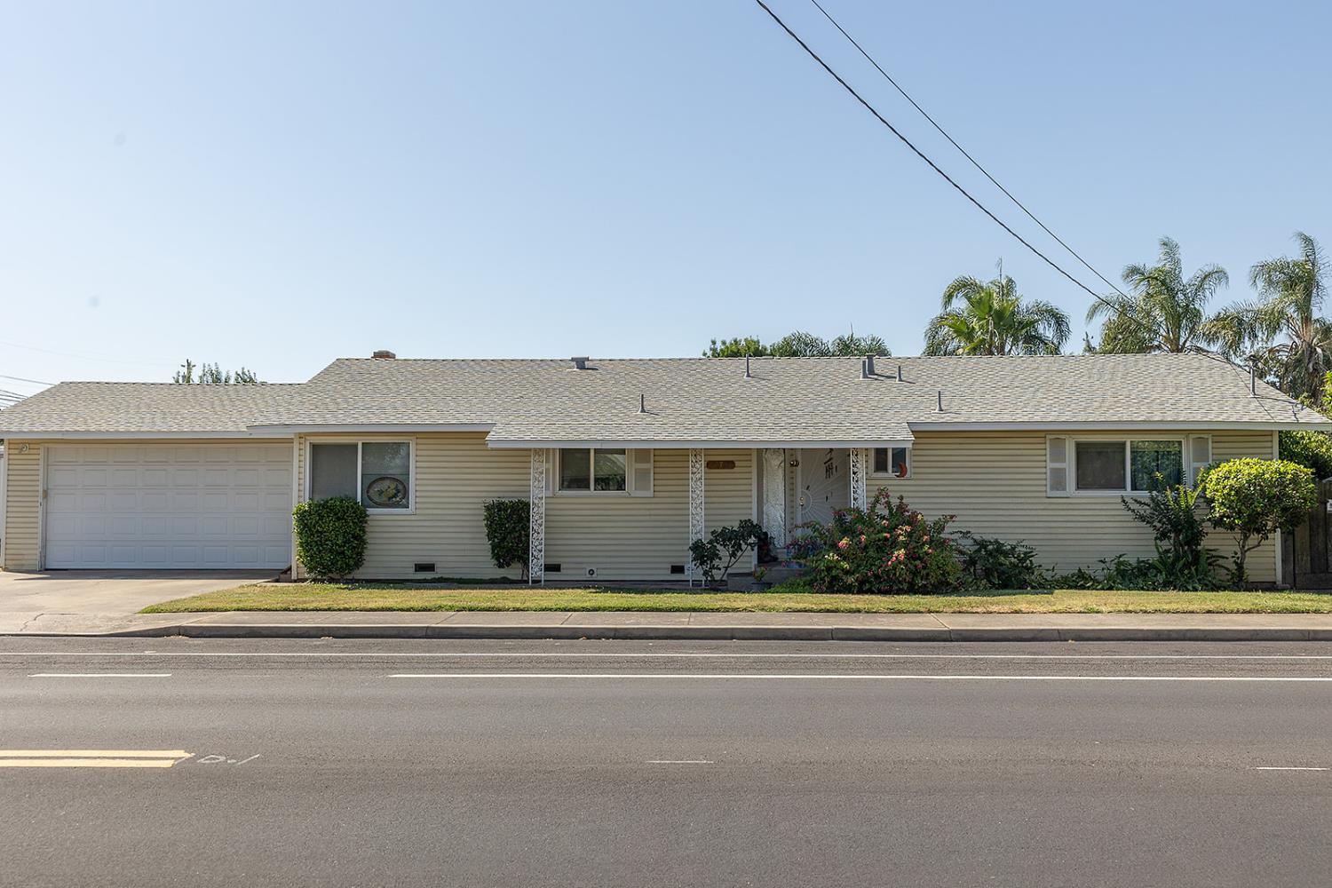 Detail Gallery Image 4 of 6 For 679 E D St, Oakdale,  CA 95361 - 3 Beds | 2 Baths