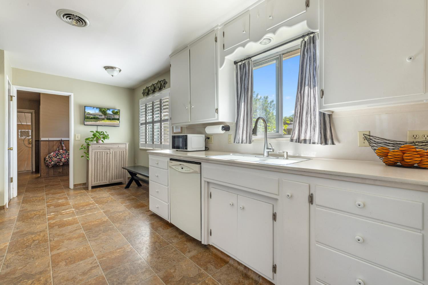 Detail Gallery Image 13 of 43 For 1321 Cypress Ave, Modesto,  CA 95350 - 3 Beds | 2/1 Baths