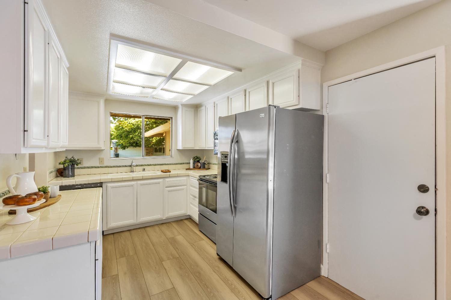 Detail Gallery Image 9 of 33 For 8808 Fallbrook Way, Sacramento,  CA 95826 - 4 Beds | 2 Baths