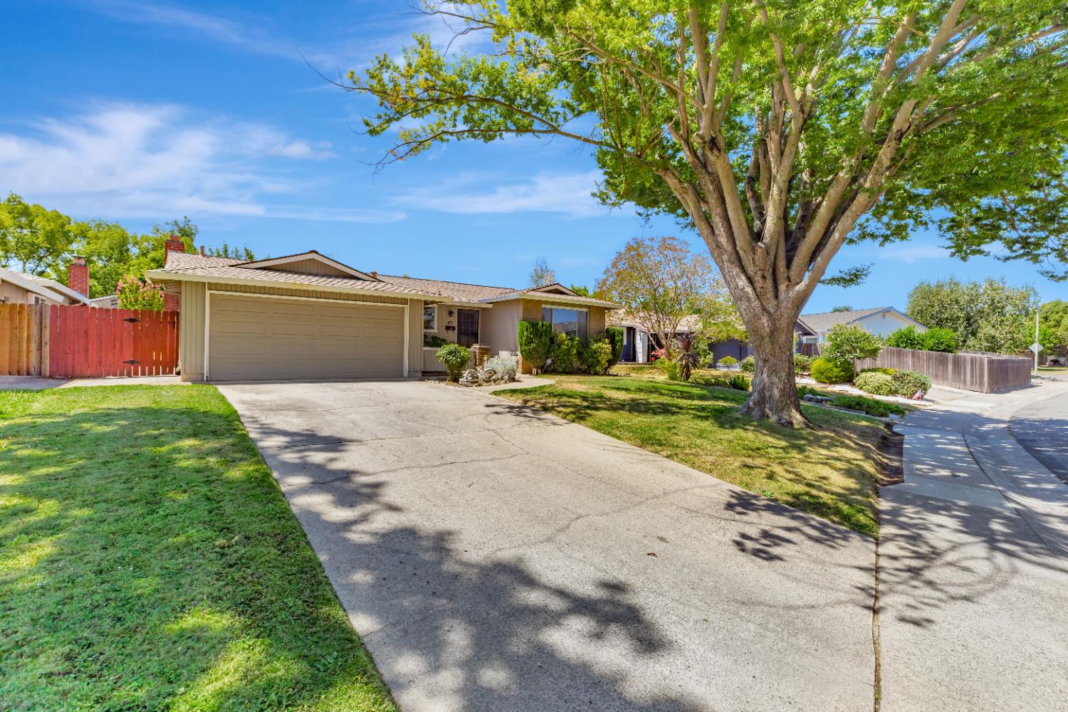 Detail Gallery Image 2 of 33 For 8808 Fallbrook Way, Sacramento,  CA 95826 - 4 Beds | 2 Baths
