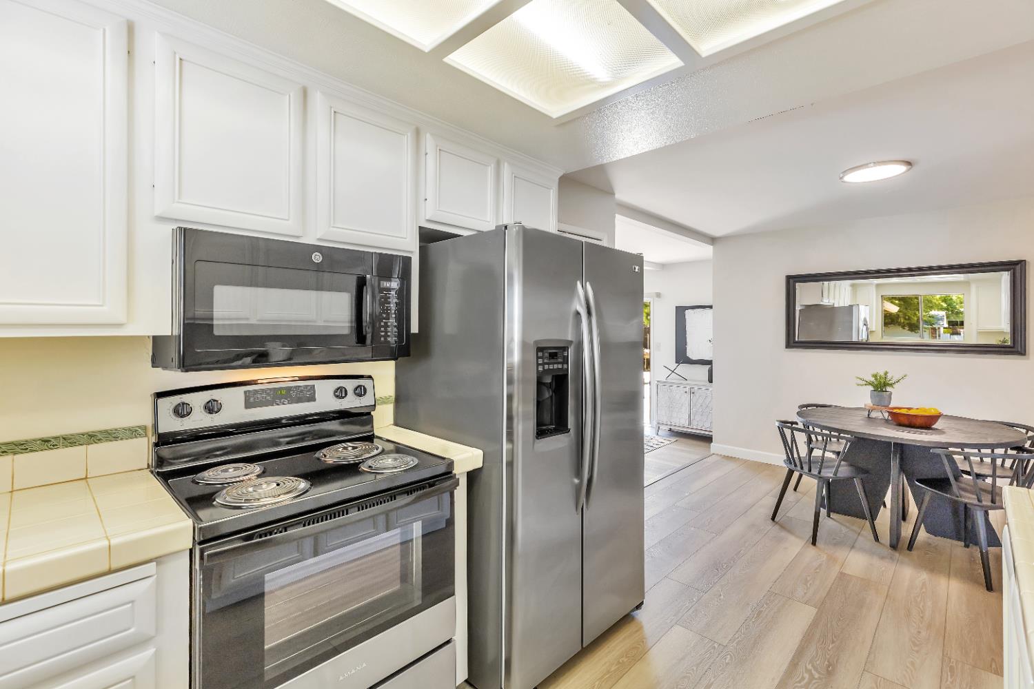 Detail Gallery Image 10 of 33 For 8808 Fallbrook Way, Sacramento,  CA 95826 - 4 Beds | 2 Baths