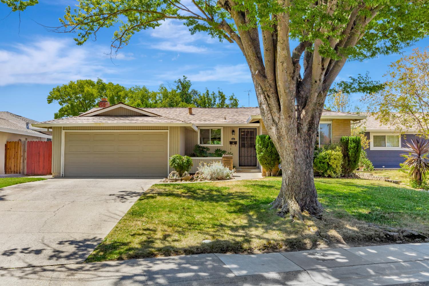Detail Gallery Image 1 of 33 For 8808 Fallbrook Way, Sacramento,  CA 95826 - 4 Beds | 2 Baths