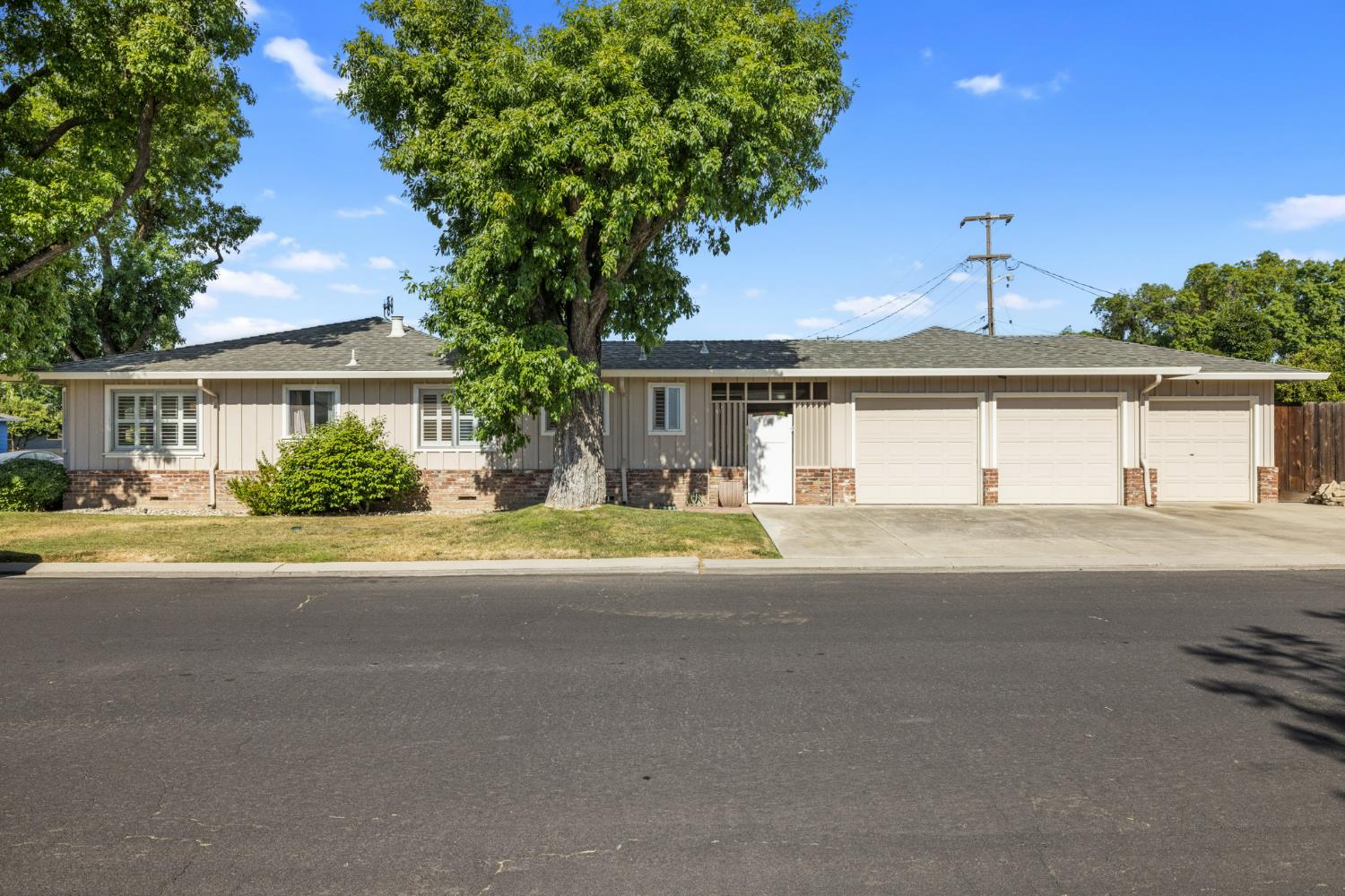Detail Gallery Image 5 of 43 For 1321 Cypress Ave, Modesto,  CA 95350 - 3 Beds | 2/1 Baths