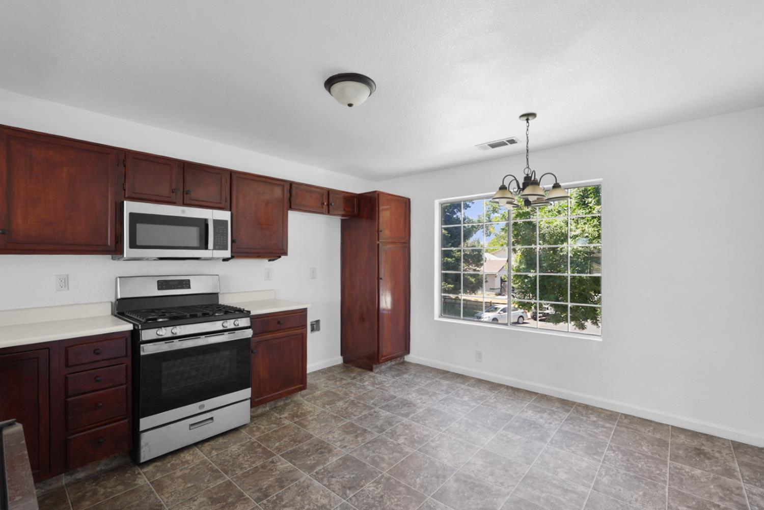 Detail Gallery Image 7 of 21 For 572 Moray Way, Patterson,  CA 95363 - 4 Beds | 2/1 Baths
