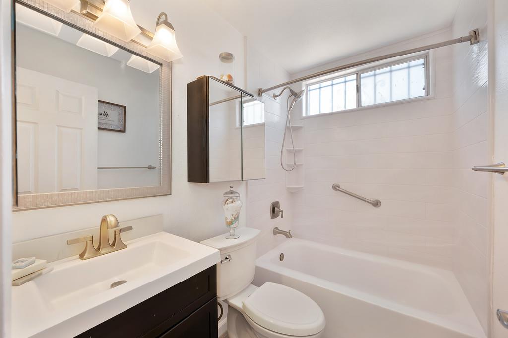 Detail Gallery Image 4 of 29 For 4200 Rose Valley Way, Sacramento,  CA 95826 - 3 Beds | 2 Baths