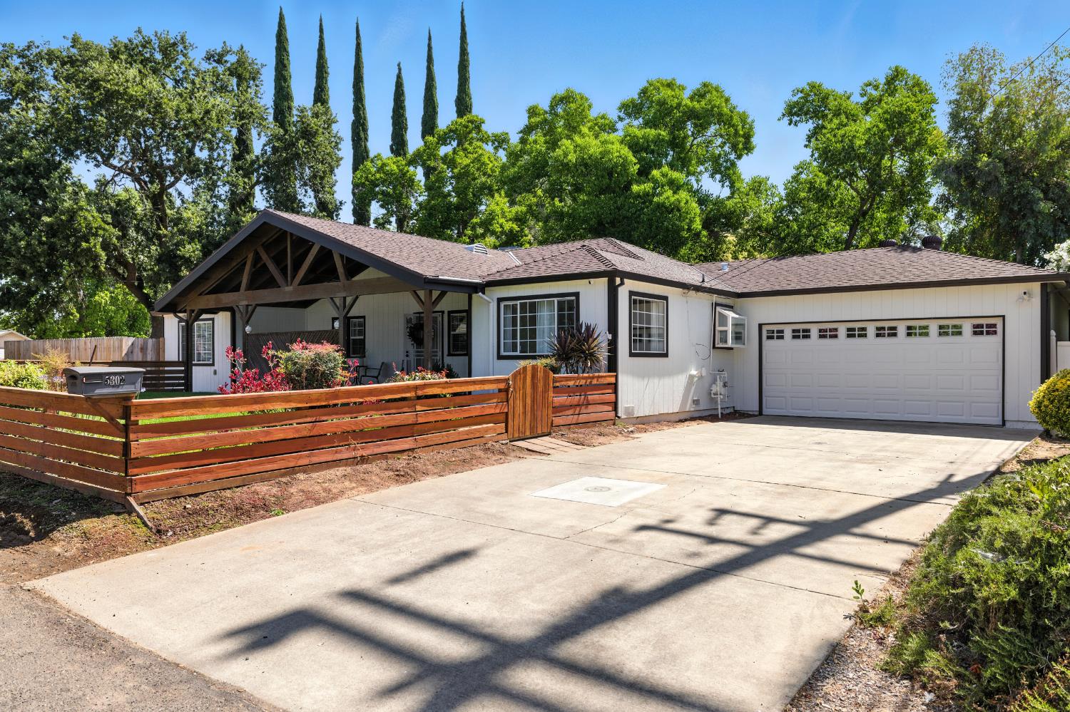 Detail Gallery Image 1 of 39 For 5302 Illinois Ave, Fair Oaks,  CA 95628 - 3 Beds | 2 Baths