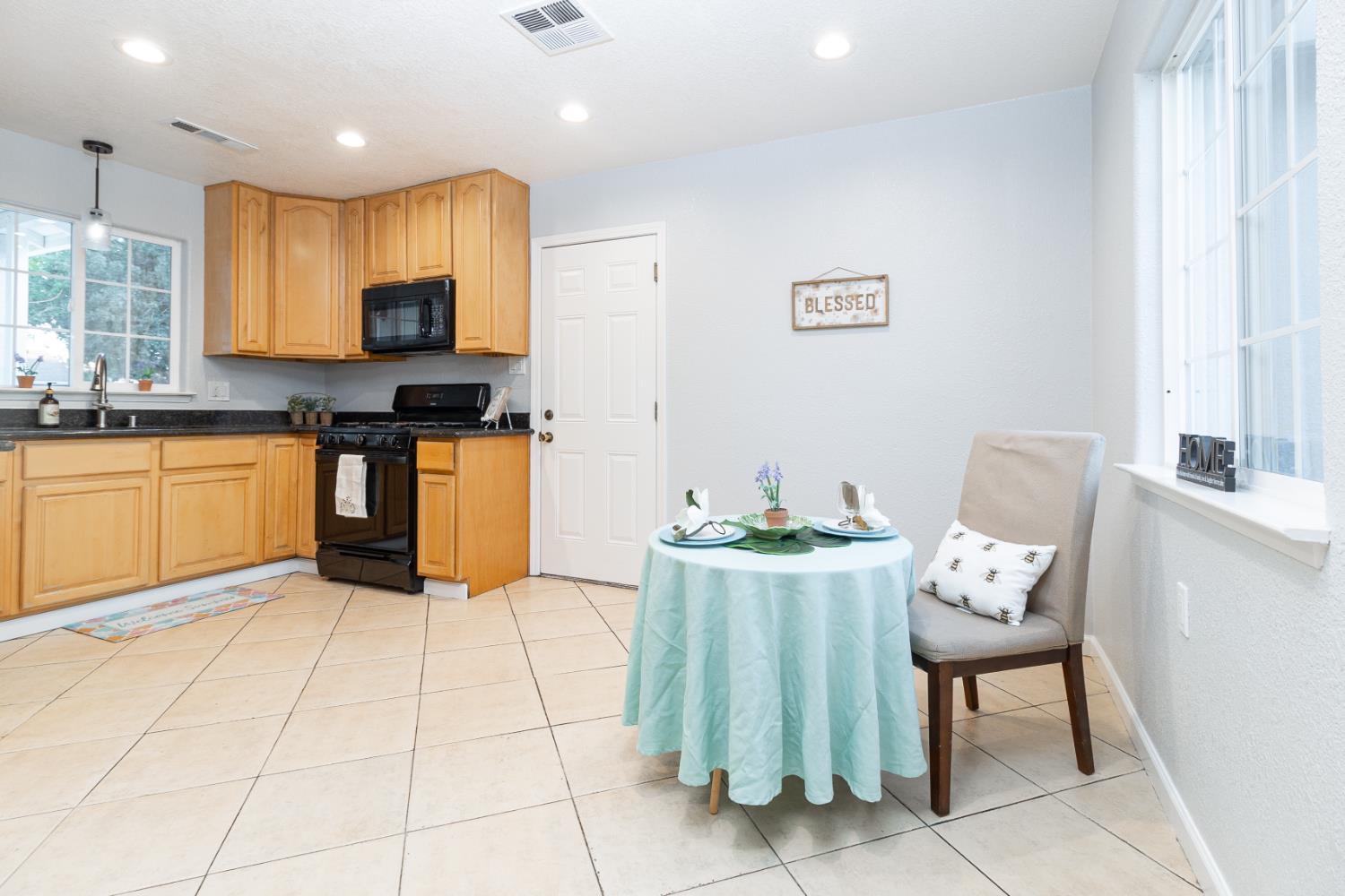 Detail Gallery Image 7 of 26 For 1905 Evergreen Ave, Modesto,  CA 95350 - 3 Beds | 2 Baths