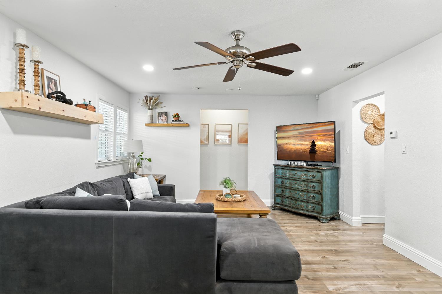 Detail Gallery Image 6 of 39 For 5302 Illinois Ave, Fair Oaks,  CA 95628 - 3 Beds | 2 Baths