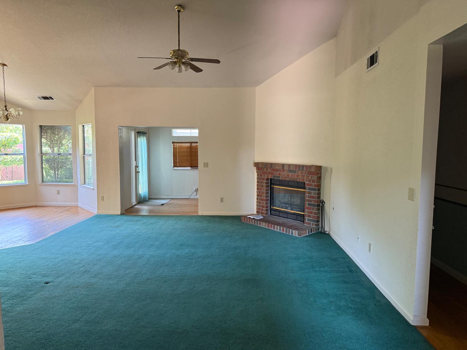 Detail Gallery Image 6 of 27 For 405 San Andreas Ct, Modesto,  CA 95354 - 3 Beds | 2 Baths