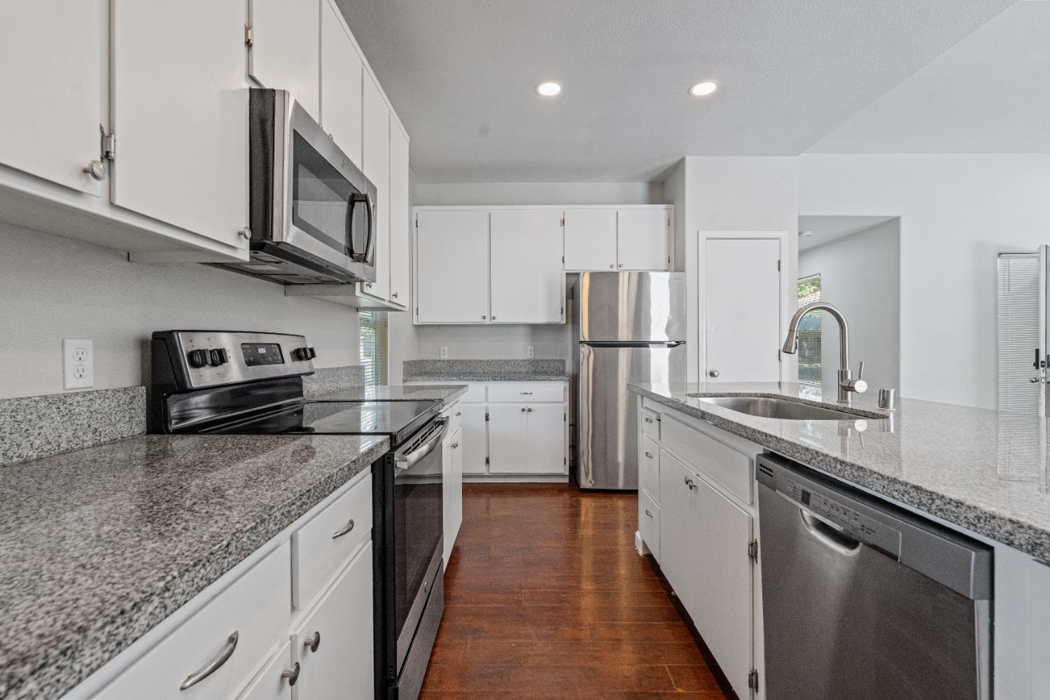Detail Gallery Image 9 of 42 For 1319 Ronald Ave, Modesto,  CA 95350 - 3 Beds | 2 Baths