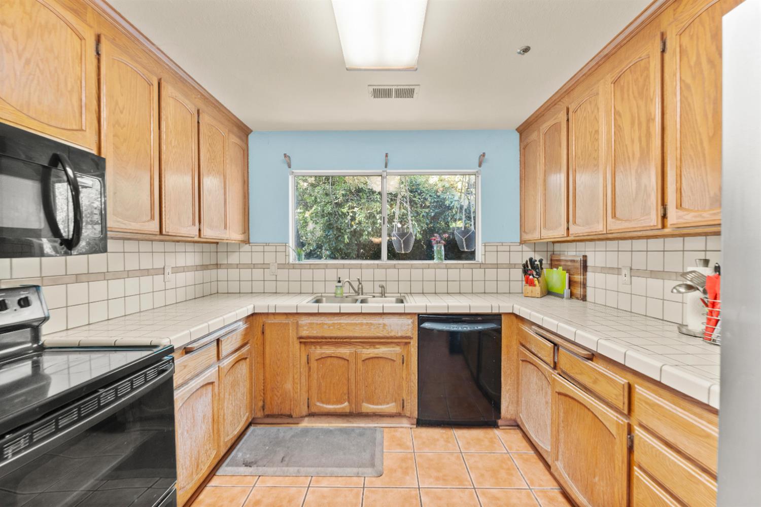 Detail Gallery Image 13 of 30 For 1563 Patwin Valley Dr, Woodland,  CA 95776 - 3 Beds | 2 Baths