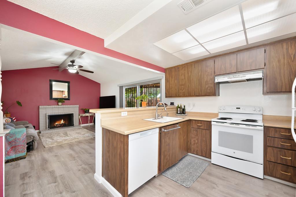 Detail Gallery Image 12 of 29 For 4200 Rose Valley Way, Sacramento,  CA 95826 - 3 Beds | 2 Baths