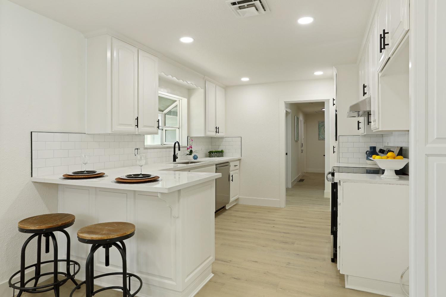 Detail Gallery Image 8 of 49 For 17830 S Austin Rd, Manteca,  CA 95336 - 3 Beds | 3 Baths