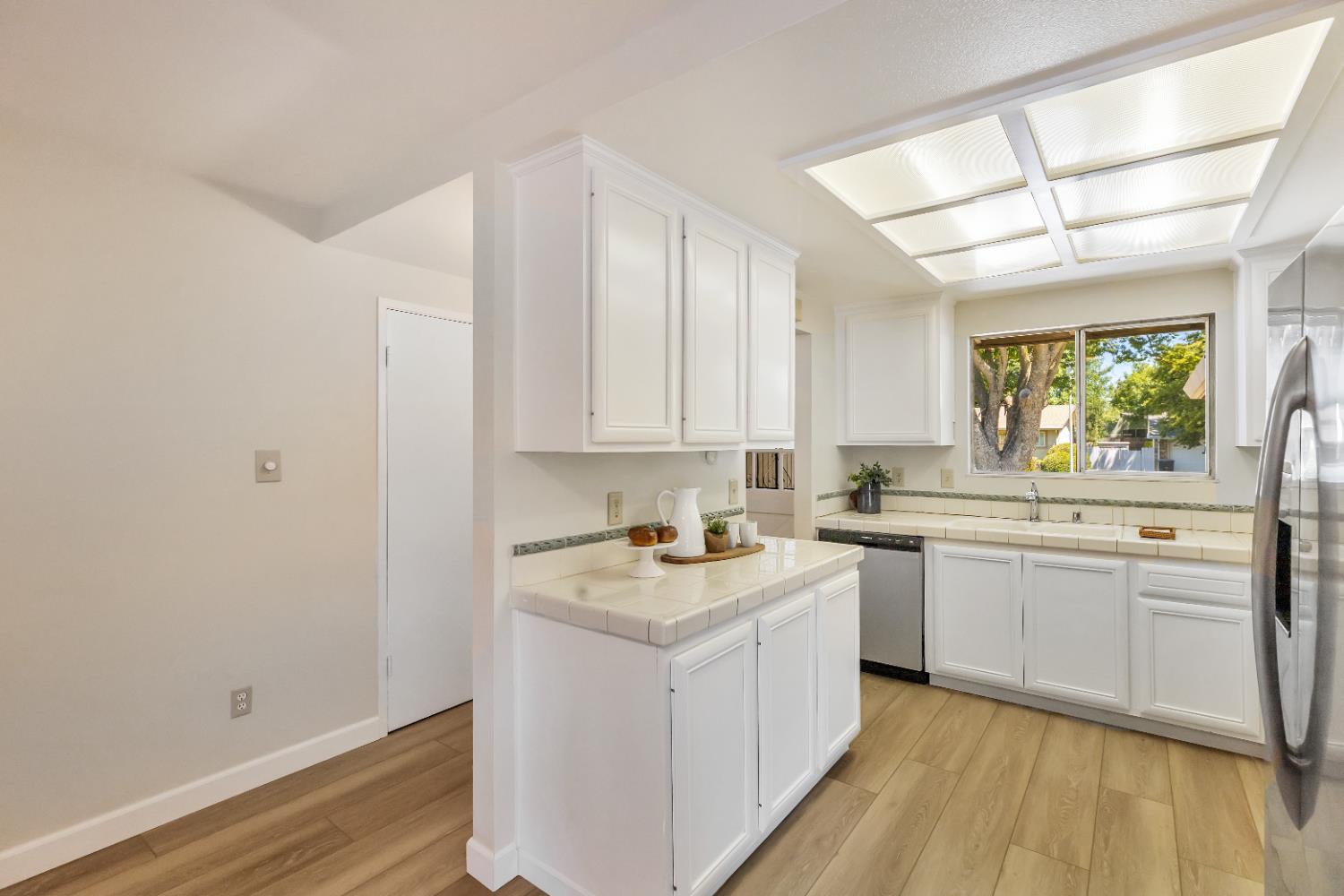 Detail Gallery Image 7 of 33 For 8808 Fallbrook Way, Sacramento,  CA 95826 - 4 Beds | 2 Baths
