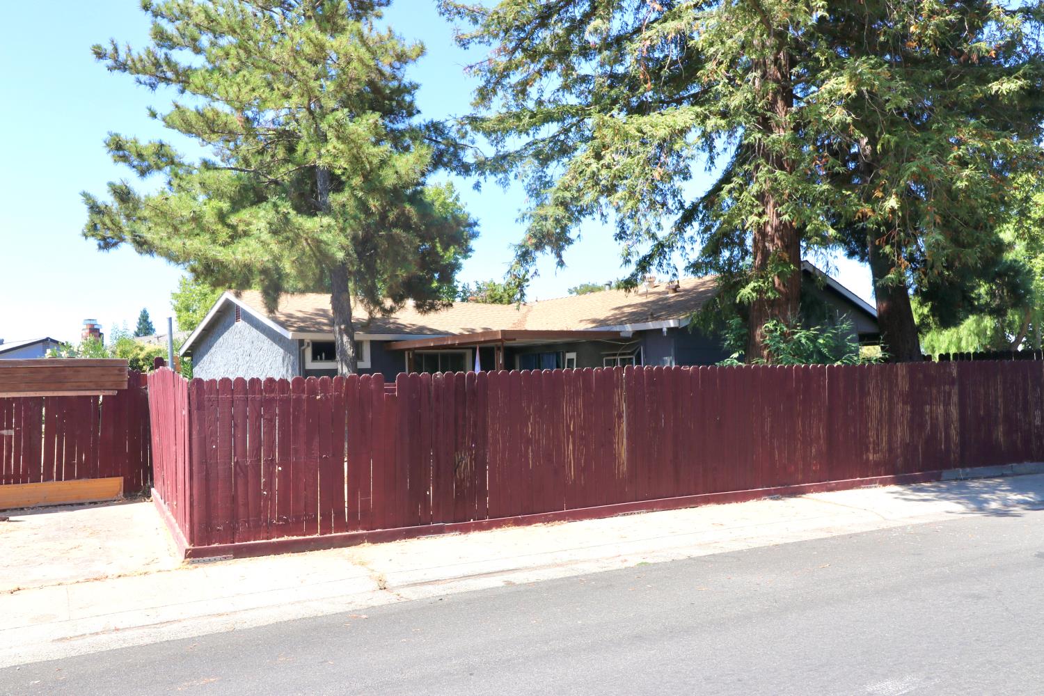 Detail Gallery Image 3 of 14 For 4101 Cedargrove Dr, Sacramento,  CA 95826 - 3 Beds | 2 Baths