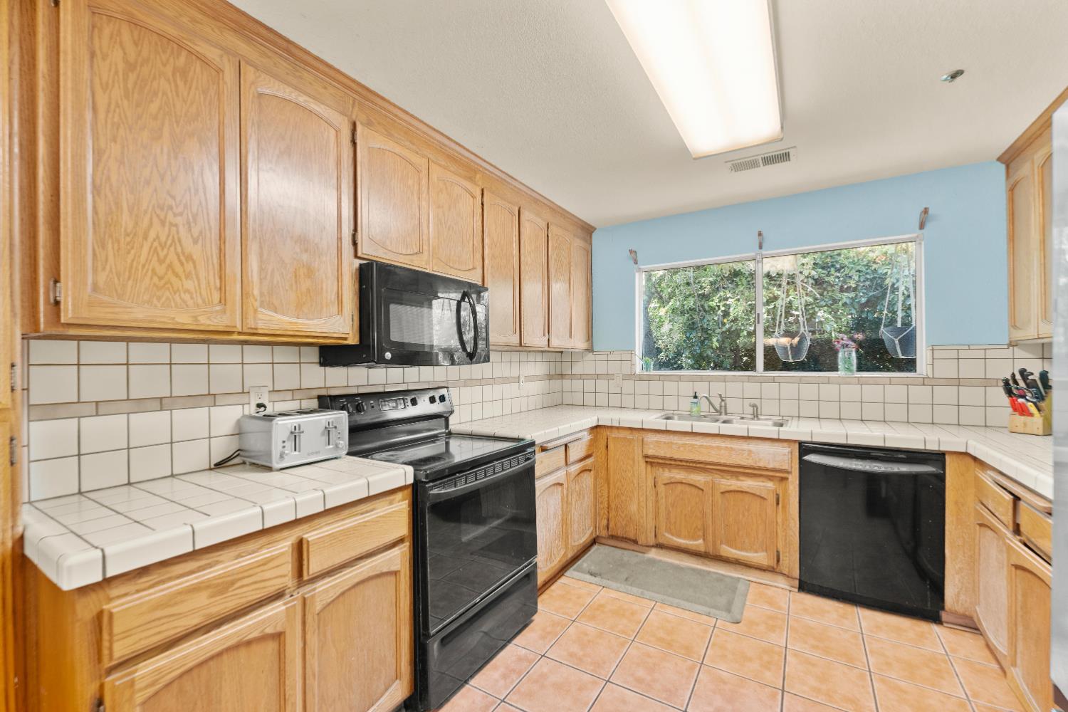 Detail Gallery Image 12 of 30 For 1563 Patwin Valley Dr, Woodland,  CA 95776 - 3 Beds | 2 Baths