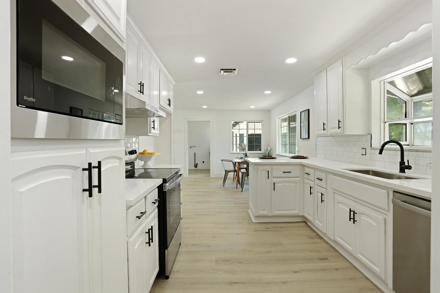 Detail Gallery Image 7 of 49 For 17830 S Austin Rd, Manteca,  CA 95336 - 3 Beds | 3 Baths