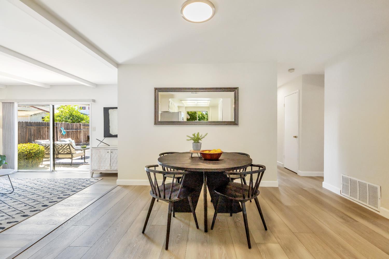 Detail Gallery Image 12 of 33 For 8808 Fallbrook Way, Sacramento,  CA 95826 - 4 Beds | 2 Baths