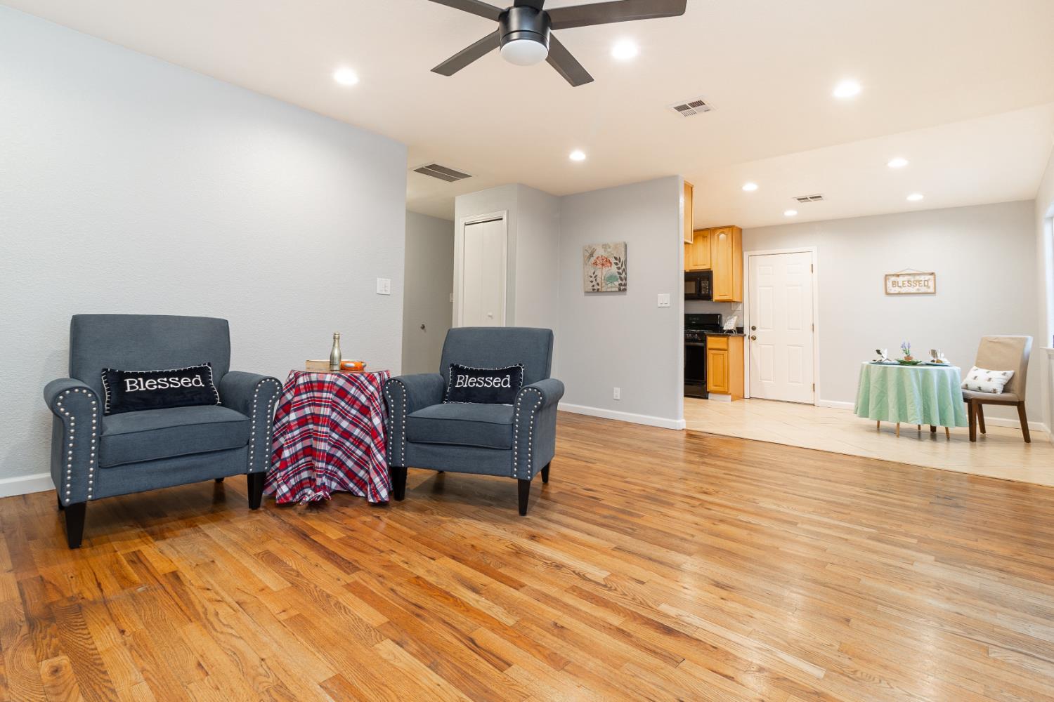 Detail Gallery Image 4 of 26 For 1905 Evergreen Ave, Modesto,  CA 95350 - 3 Beds | 2 Baths