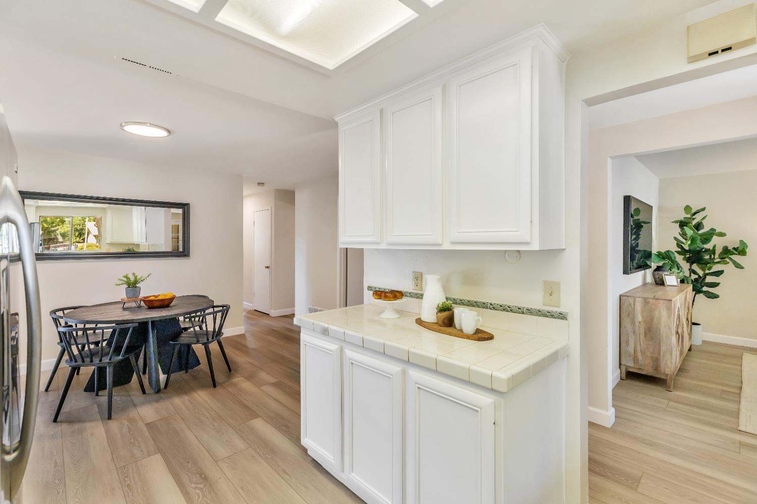 Detail Gallery Image 11 of 33 For 8808 Fallbrook Way, Sacramento,  CA 95826 - 4 Beds | 2 Baths