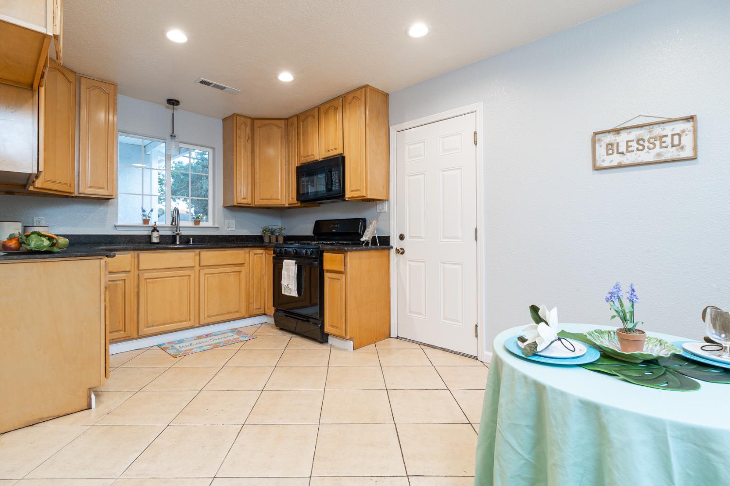 Detail Gallery Image 6 of 26 For 1905 Evergreen Ave, Modesto,  CA 95350 - 3 Beds | 2 Baths