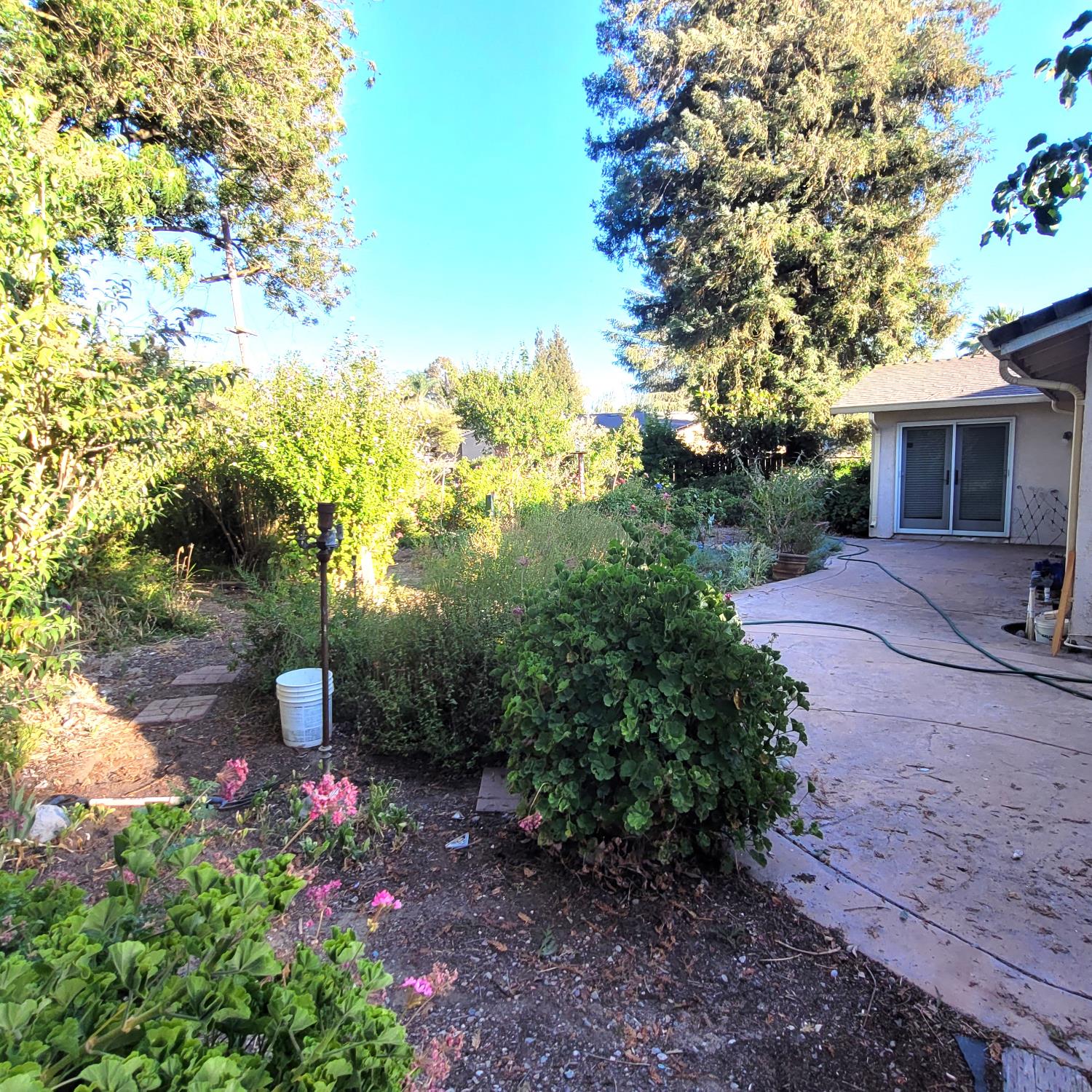 Detail Gallery Image 2 of 23 For 3010 Oregon Ct, Stockton,  CA 95204 - 4 Beds | 2 Baths