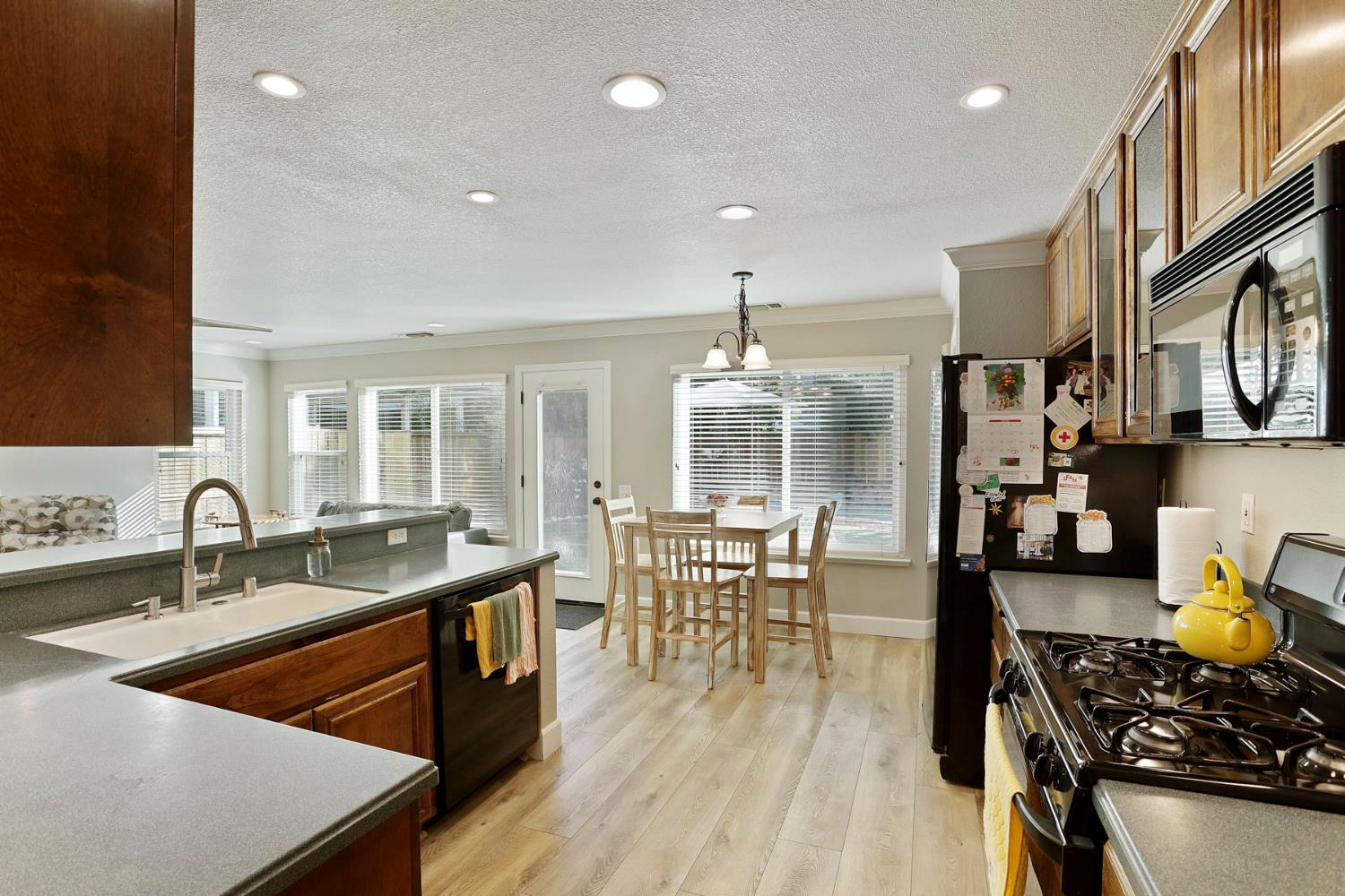 Detail Gallery Image 21 of 59 For 494 Summerton Ln, Turlock,  CA 95382 - 4 Beds | 2/1 Baths