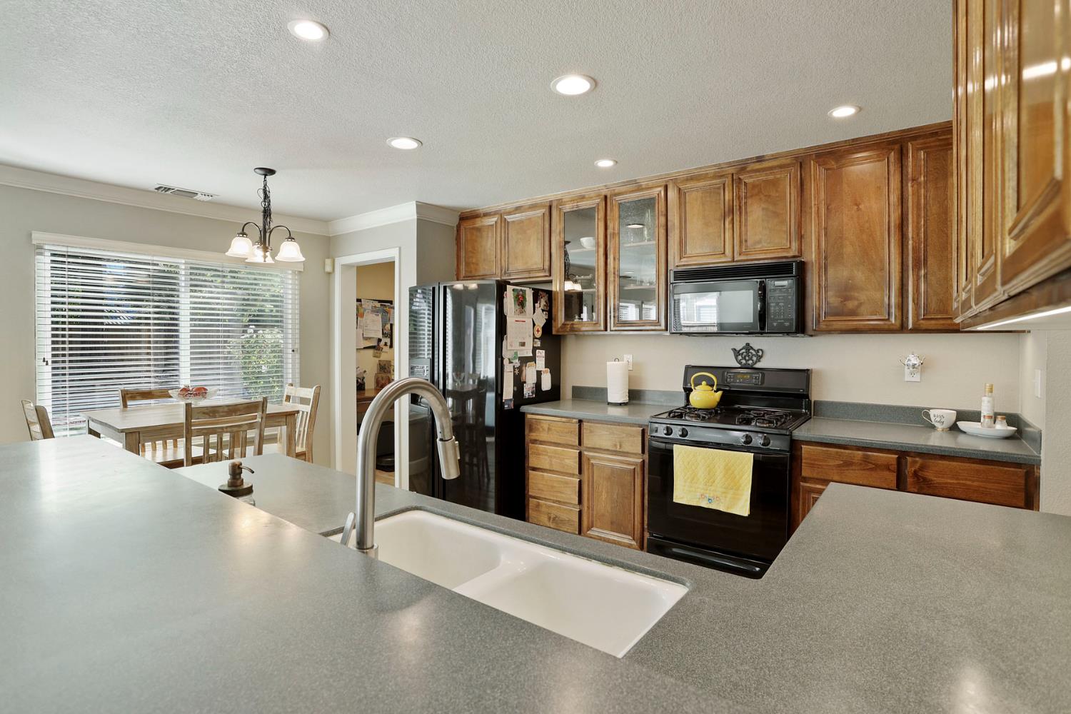 Detail Gallery Image 24 of 59 For 494 Summerton Ln, Turlock,  CA 95382 - 4 Beds | 2/1 Baths