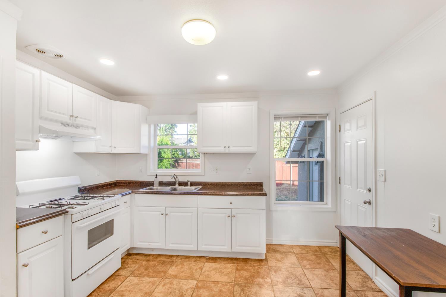 Detail Gallery Image 9 of 24 For 136 Village Rd, Modesto,  CA 95354 - 2 Beds | 1 Baths