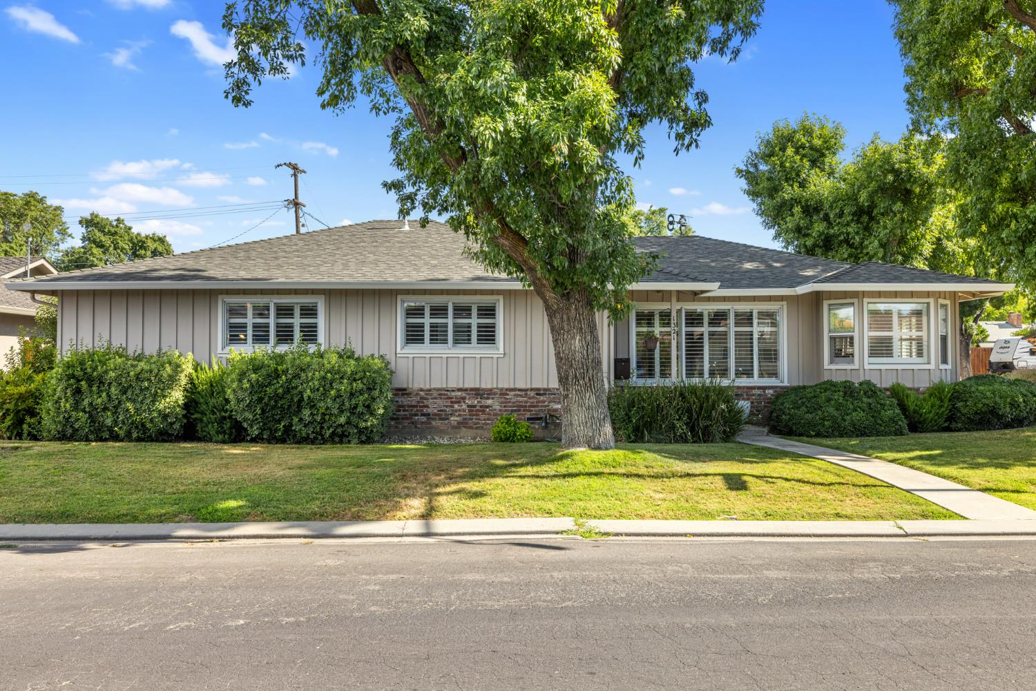 Detail Gallery Image 2 of 43 For 1321 Cypress Ave, Modesto,  CA 95350 - 3 Beds | 2/1 Baths