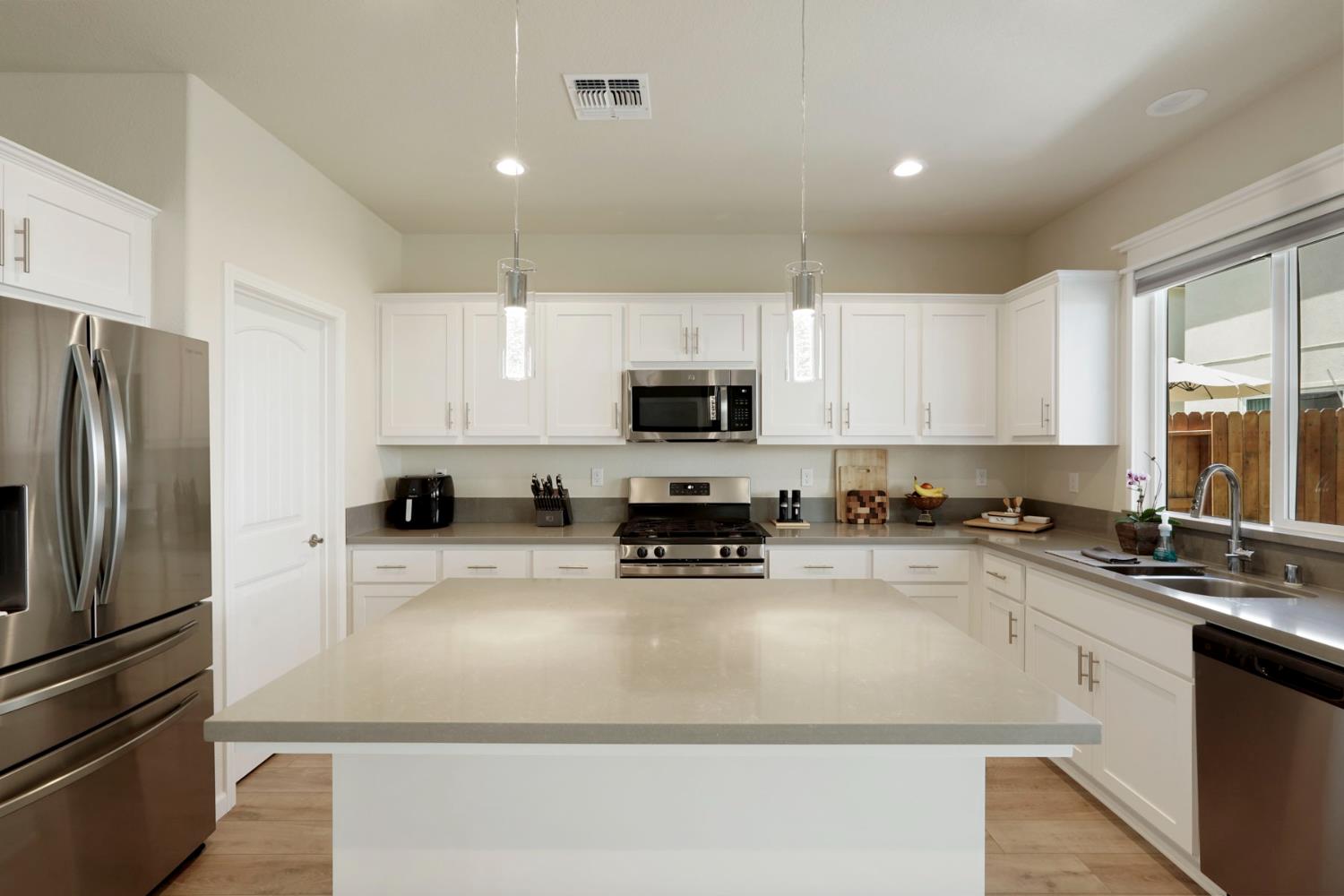 Detail Gallery Image 13 of 35 For 1517 Luminous St, Modesto,  CA 95356 - 4 Beds | 2/1 Baths