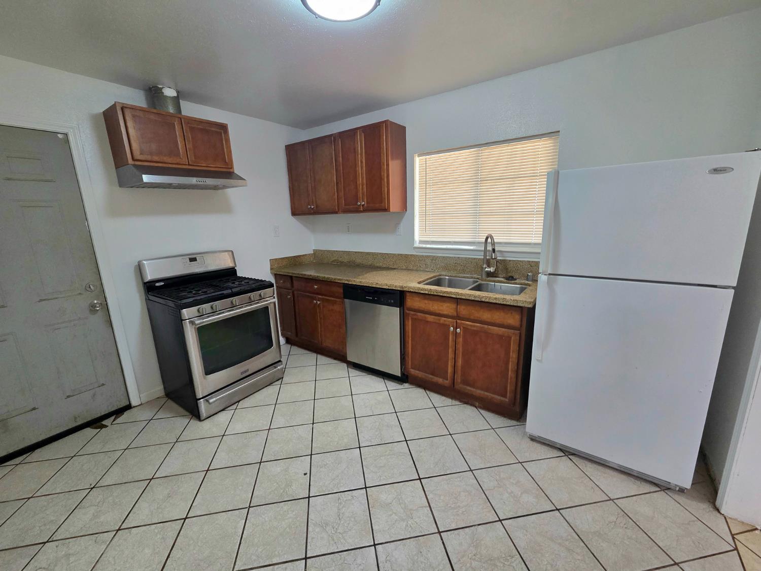 Detail Gallery Image 7 of 18 For 1672 Rosalind St, Sacramento,  CA 95838 - 2 Beds | 1 Baths
