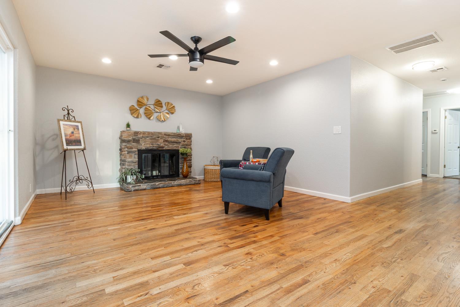Detail Gallery Image 3 of 26 For 1905 Evergreen Ave, Modesto,  CA 95350 - 3 Beds | 2 Baths
