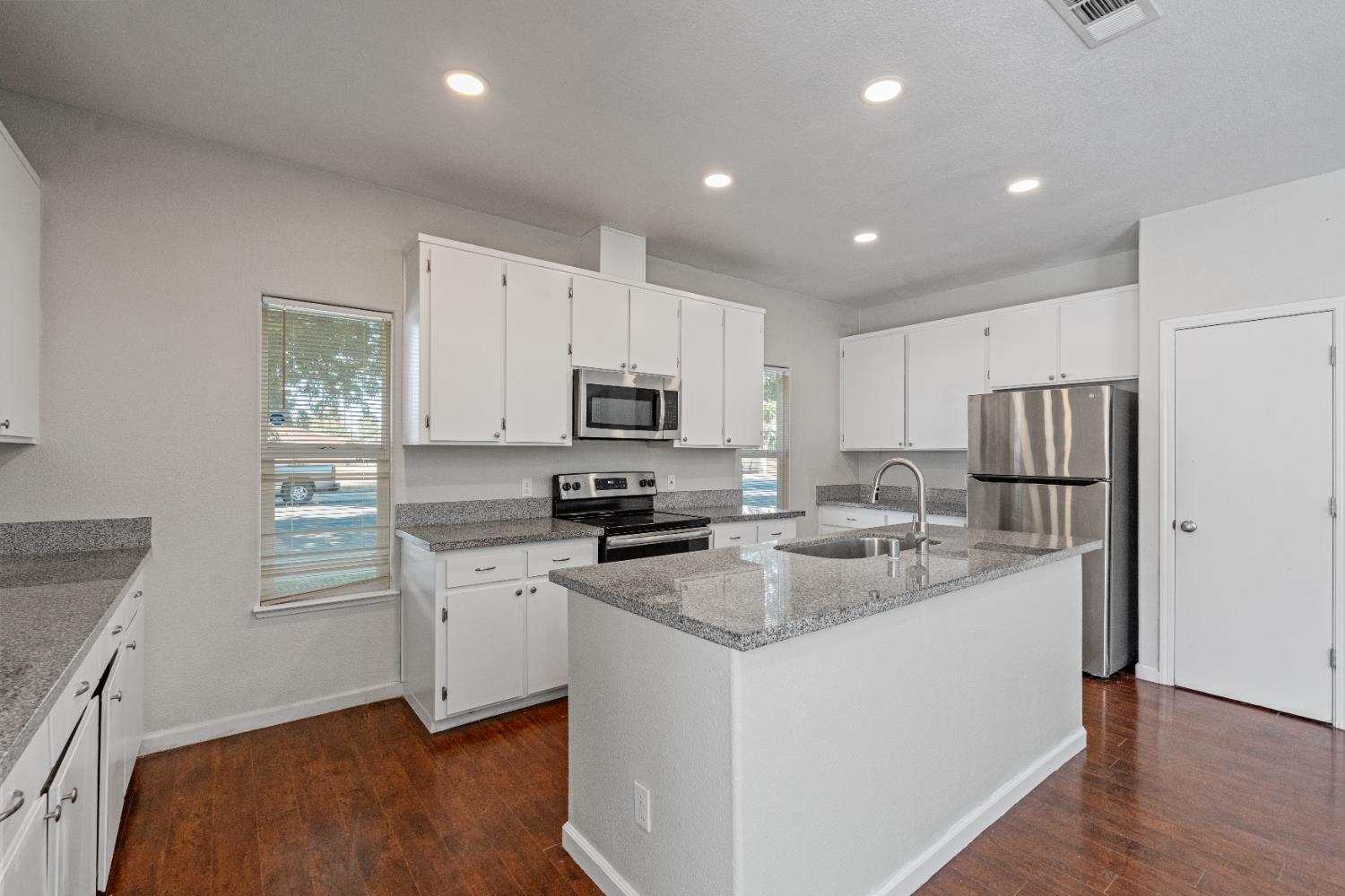 Detail Gallery Image 14 of 42 For 1319 Ronald Ave, Modesto,  CA 95350 - 3 Beds | 2 Baths