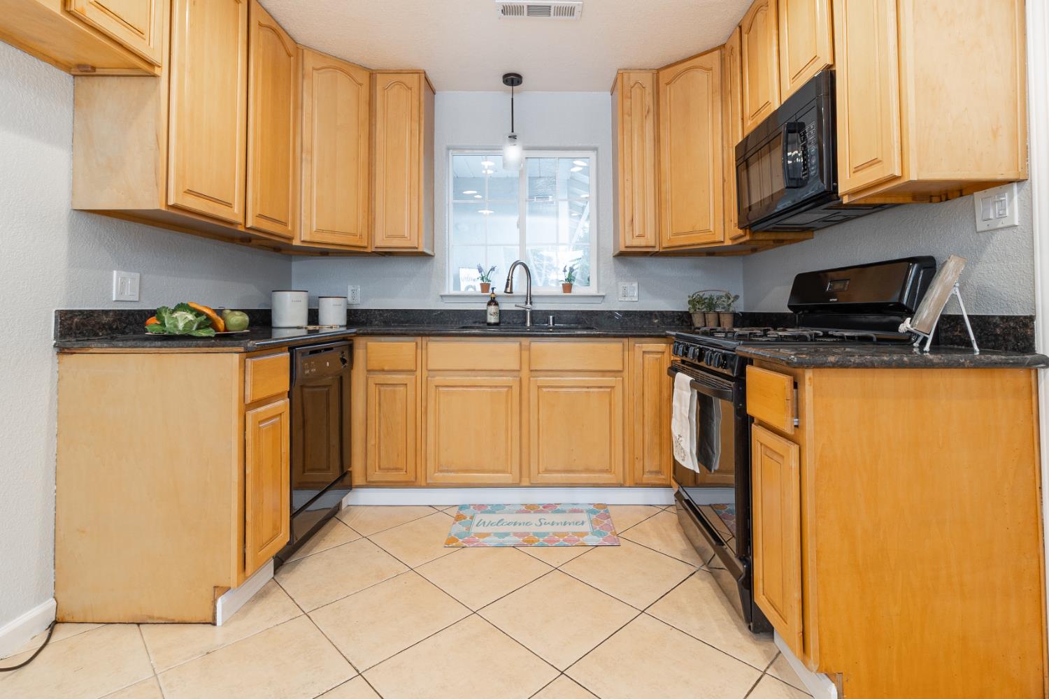 Detail Gallery Image 8 of 26 For 1905 Evergreen Ave, Modesto,  CA 95350 - 3 Beds | 2 Baths