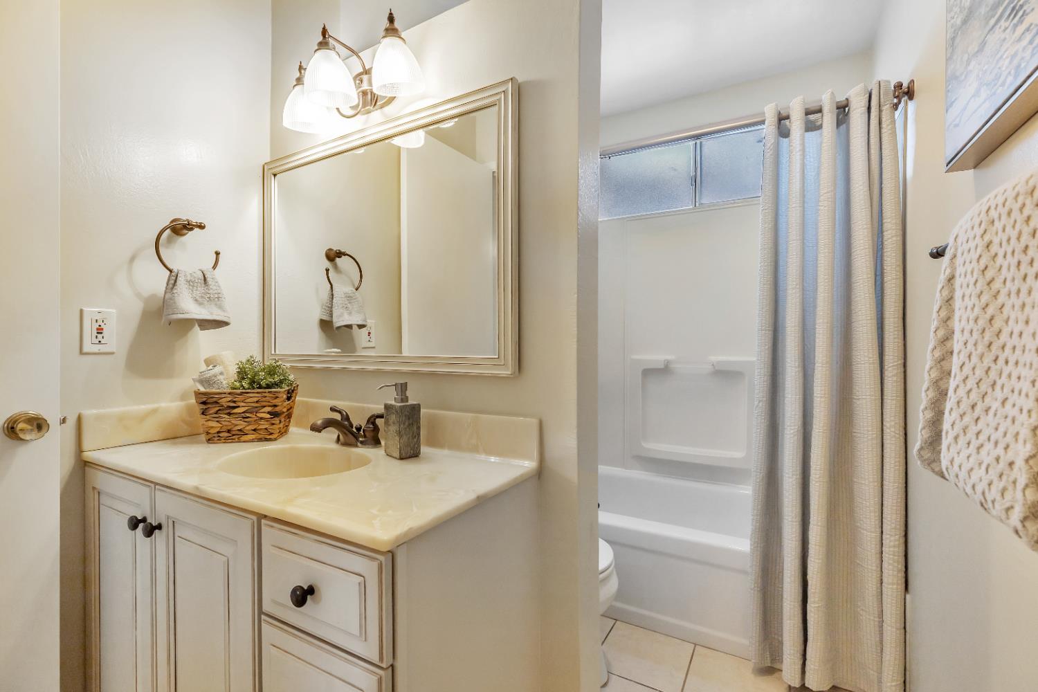 Detail Gallery Image 27 of 33 For 8808 Fallbrook Way, Sacramento,  CA 95826 - 4 Beds | 2 Baths