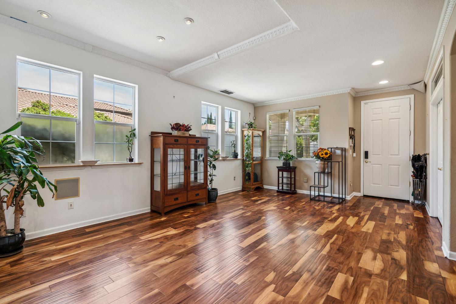 Detail Gallery Image 4 of 40 For 3 Michelson Ct, Sacramento,  CA 95835 - 5 Beds | 3 Baths