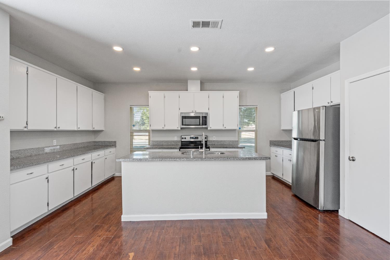Detail Gallery Image 13 of 42 For 1319 Ronald Ave, Modesto,  CA 95350 - 3 Beds | 2 Baths