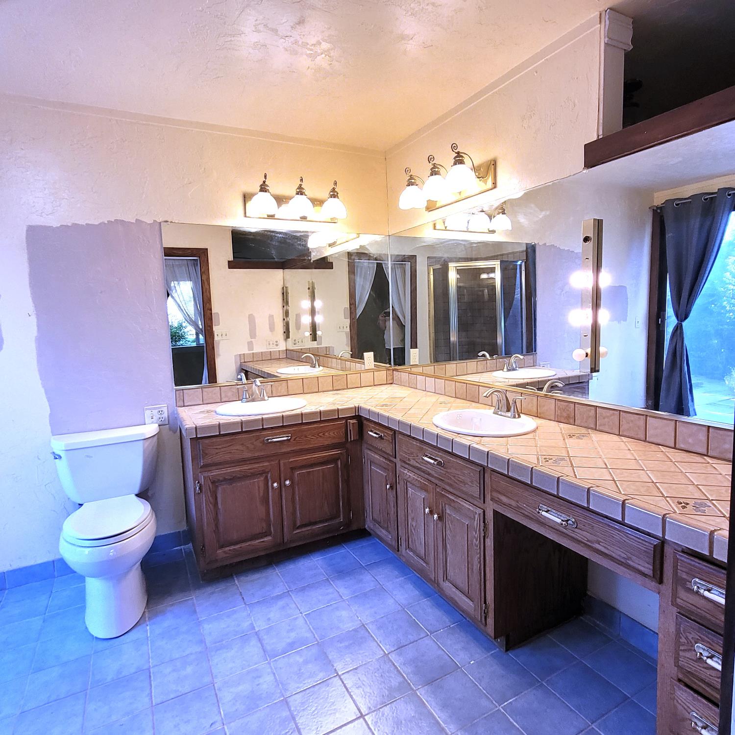 Detail Gallery Image 10 of 23 For 3010 Oregon Ct, Stockton,  CA 95204 - 4 Beds | 2 Baths
