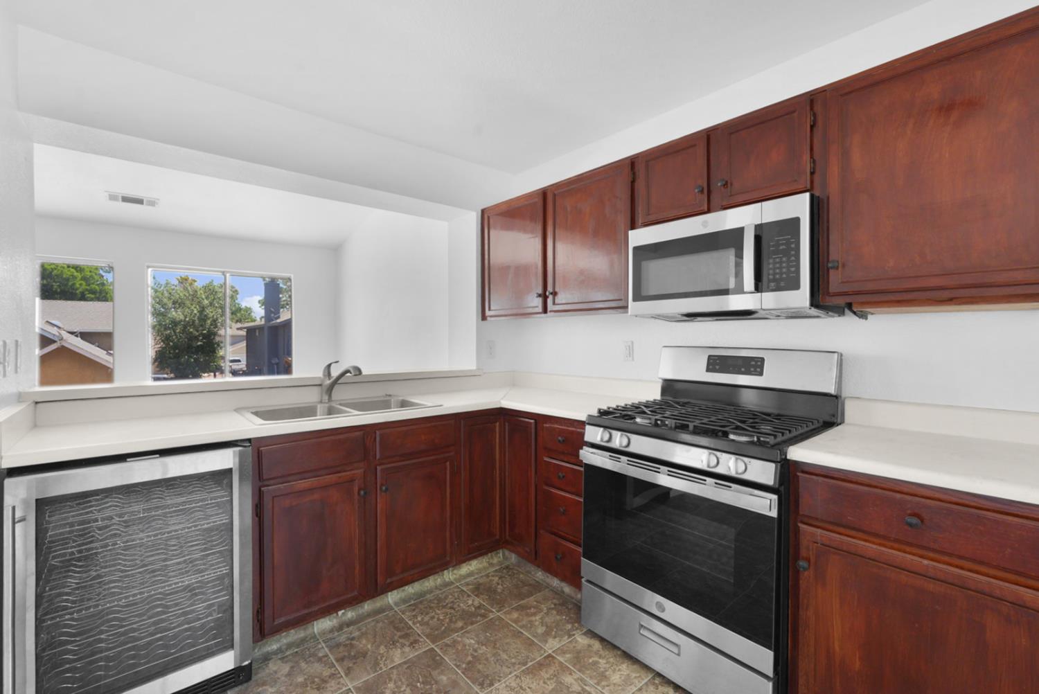 Detail Gallery Image 6 of 21 For 572 Moray Way, Patterson,  CA 95363 - 4 Beds | 2/1 Baths