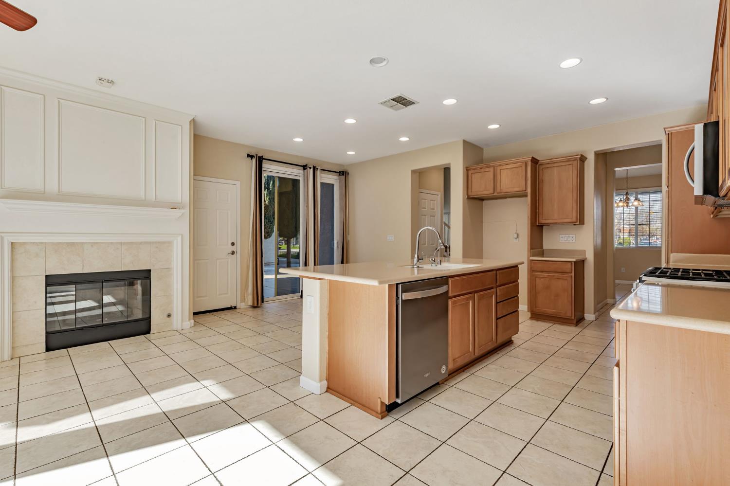 Detail Gallery Image 13 of 42 For 17002 Pecan Hollow Way, Lathrop,  CA 95330 - 4 Beds | 2/1 Baths