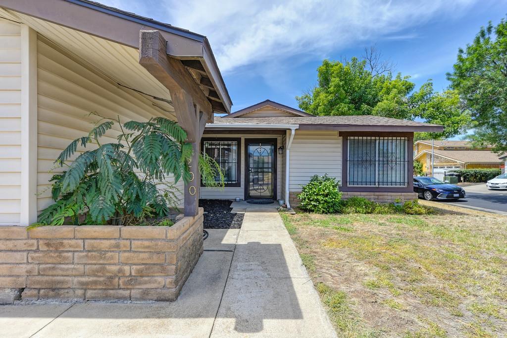 Detail Gallery Image 2 of 29 For 4200 Rose Valley Way, Sacramento,  CA 95826 - 3 Beds | 2 Baths
