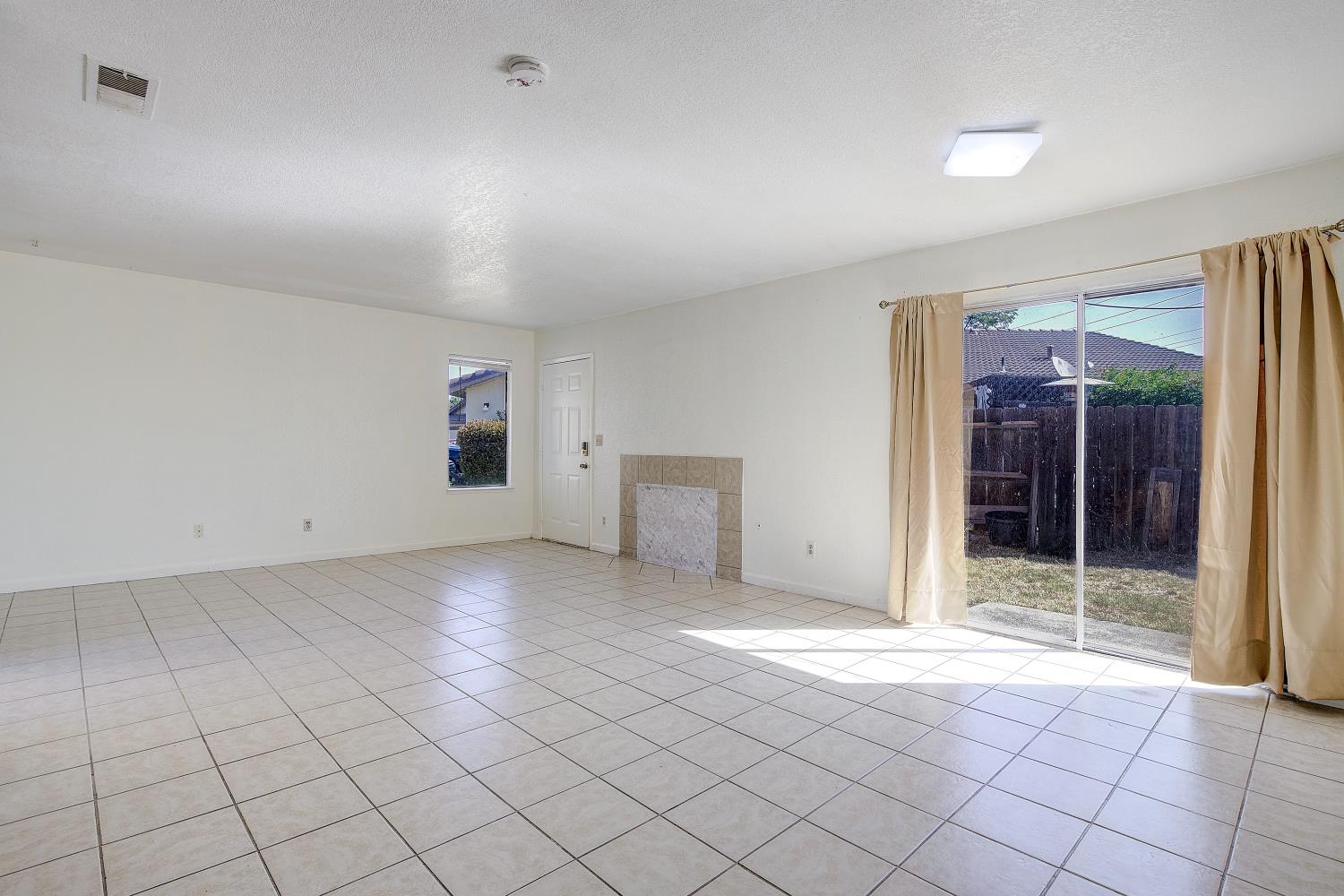 Detail Gallery Image 8 of 26 For 8916 Fox Creek Dr, Stockton,  CA 95210 - 3 Beds | 2 Baths