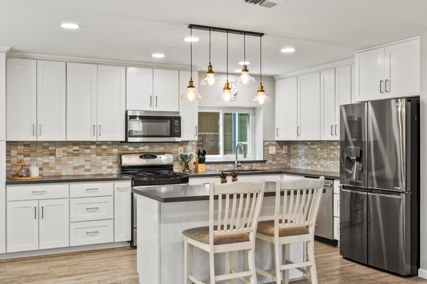 Detail Gallery Image 12 of 40 For 8932 Gemwood Way, Elk Grove,  CA 95758 - 3 Beds | 2/1 Baths
