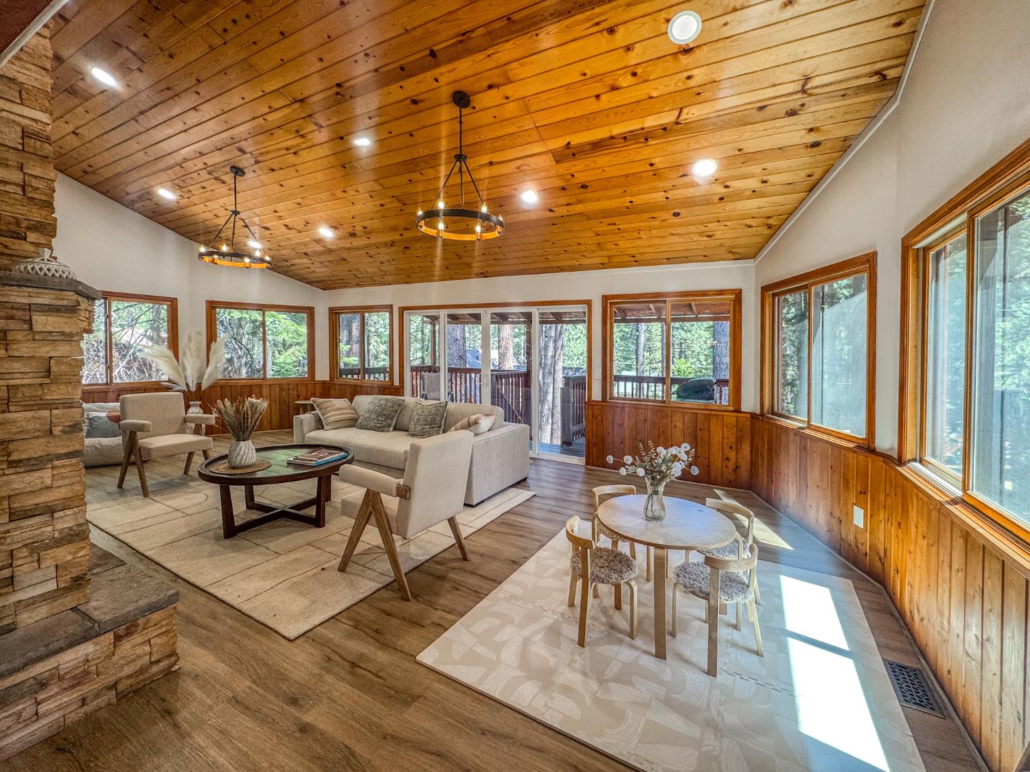 Detail Gallery Image 17 of 93 For 1485 Crystal Air Dr, South Lake Tahoe,  CA 96150 - 6 Beds | 5/1 Baths