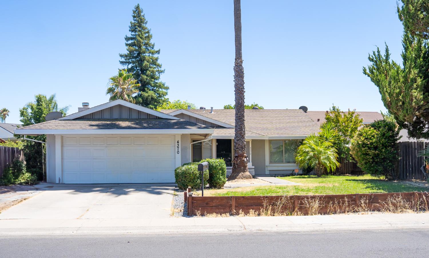 Detail Gallery Image 3 of 46 For 4370 Armadale Way, Sacramento,  CA 95823 - 3 Beds | 2 Baths