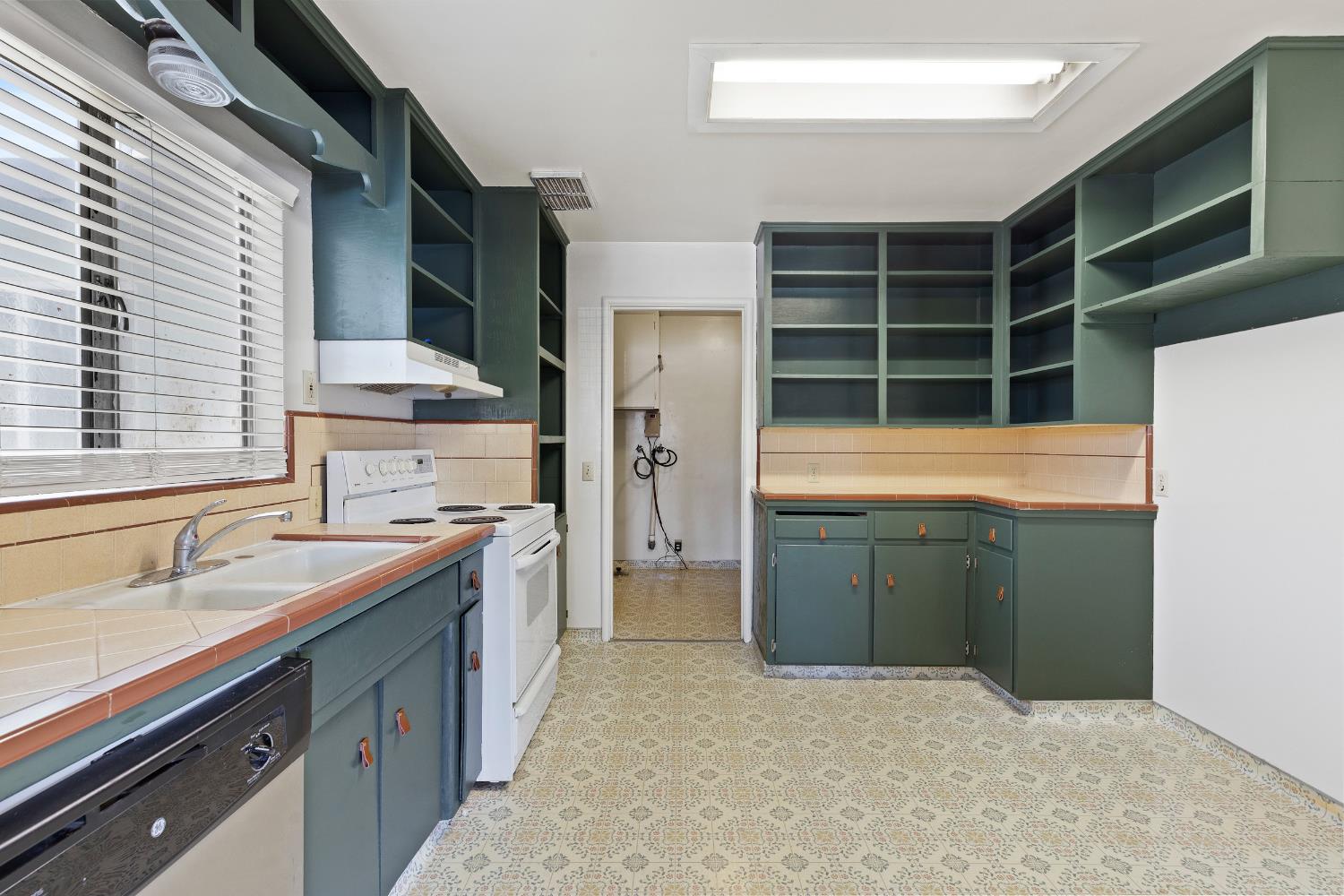Detail Gallery Image 8 of 29 For 400 W G St, Oakdale,  CA 95361 - 3 Beds | 1 Baths