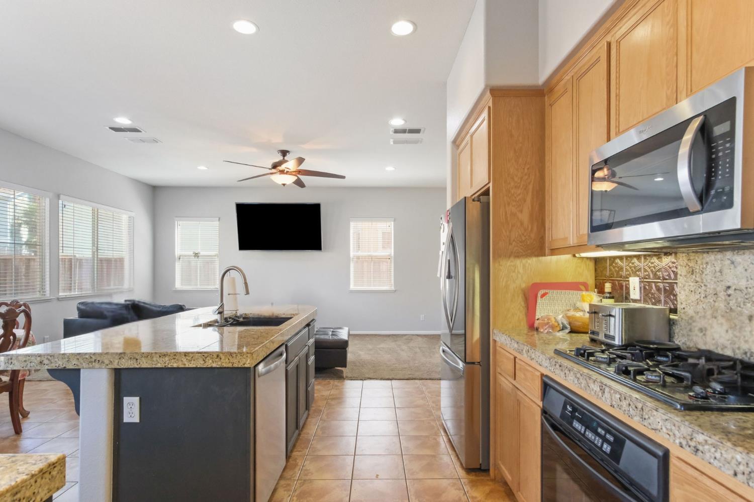 Detail Gallery Image 12 of 29 For 553 Stetson Dr, Oakdale,  CA 95361 - 5 Beds | 3 Baths