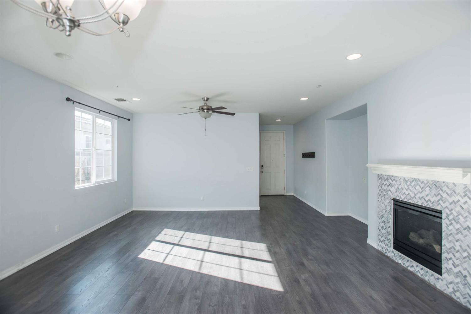 Detail Gallery Image 13 of 47 For 9916 Bluefin Way, Elk Grove,  CA 95757 - 4 Beds | 2 Baths